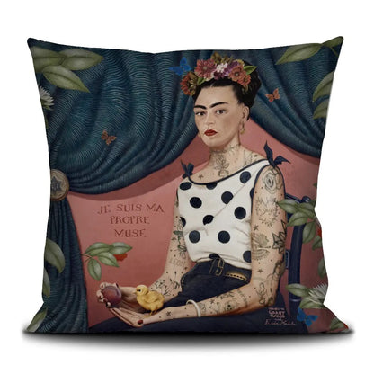 Voglio Bene Samt-Kissenhülle Frida Kahlo Vorderseite mit tätowiertem Porträt, Küken und Schriftzug Je suis ma propre muse von HERZallerliebste Rostock.