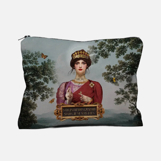 Kosmetiktasche mit Motiv einer historischen Figur in rotem Gewand und Krone, umgeben von Bäumen und Schmetterlingen, mit französischem Text 'Moi j'ai besoin d'espoir sinon je ne suis rien'
