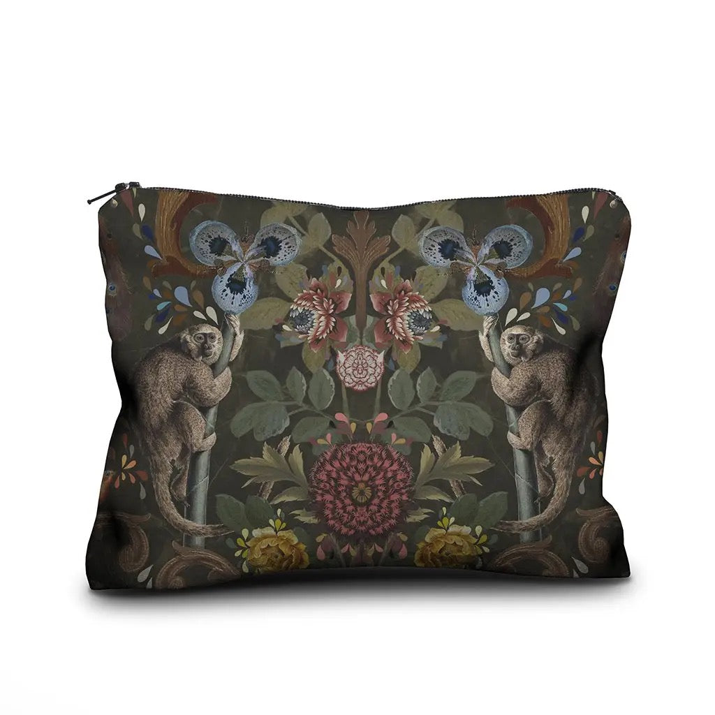 Kosmetiktasche mit floralem Muster und zwei Kattas, die an Bäumen klettern, auf dunklem Hintergrund