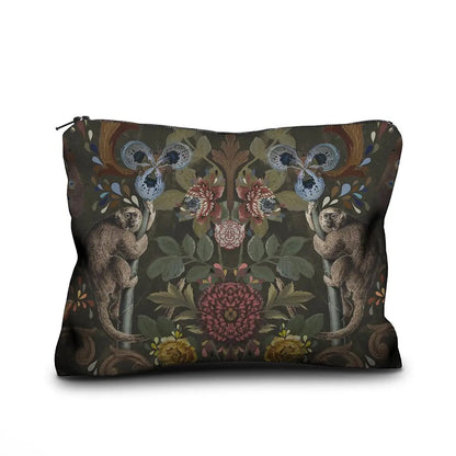 Kosmetiktasche mit floralem Muster und zwei Kattas, die an Bäumen klettern, auf dunklem Hintergrund