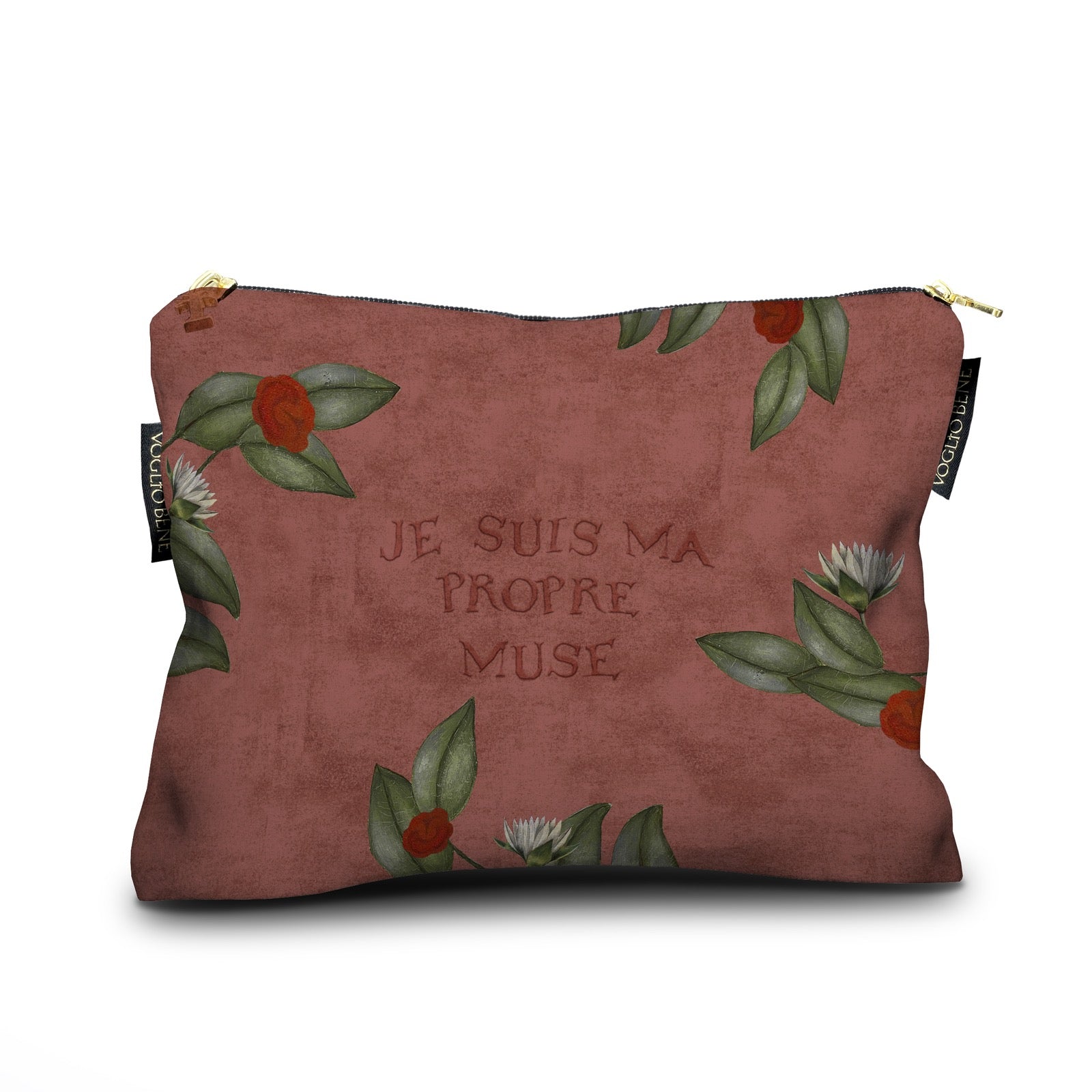 Eine Kosmetiktasche aus Stoff in einem warmen, erdigen Terrakotta-Ton. In der Mitte ist der französische Schriftzug „JE SUIS MA PROPRE MUSE“ eingeprägt. Der Rand ist dezent mit grünen Blättern sowie kleinen roten und weißen Blüten verziert. Die Tasche schließt mit einem goldenen Reißverschluss und zeigt an den Seiten schwarze Markenetiketten mit der Aufschrift „VOGLIO BENE“.