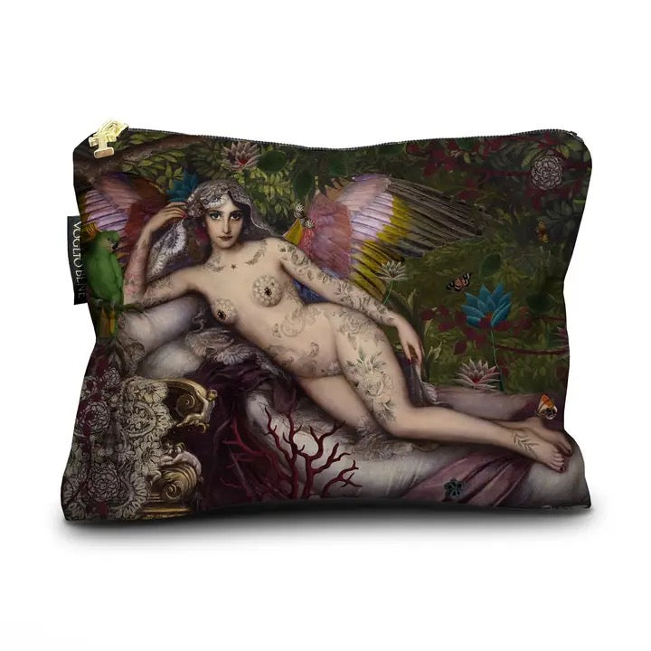 Kosmetiktasche mit Kunstmotiv einer liegenden nackten tätowierten Frau mit Flügeln, umgeben von Pflanzen, Vögeln und Schmetterlingen