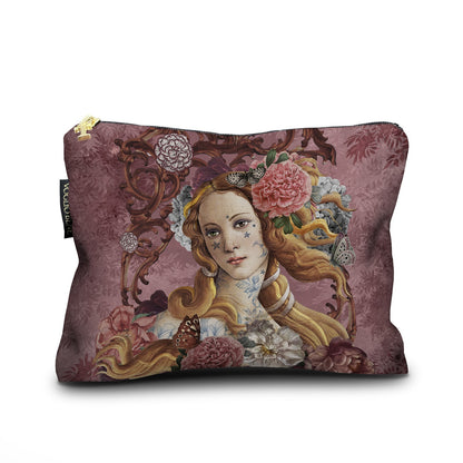 Eine Kosmetiktasche aus Stoff mit einem detailreichen Renaissance-Motiv auf altrosafarbenem Hintergrund. Im Zentrum ist eine Frau mit blondem Haar, blauen Tattoos am Hals und kleinen Sternen im Gesicht abgebildet. Ihr Haar ist mit rosa Pfingstrosen und Schmetterlingen geschmückt. Der Hintergrund zeigt barocke Ornamente und florale Muster. Die Tasche verfügt über einen goldenen Reißverschluss und ein schwarzes Markenetikett.