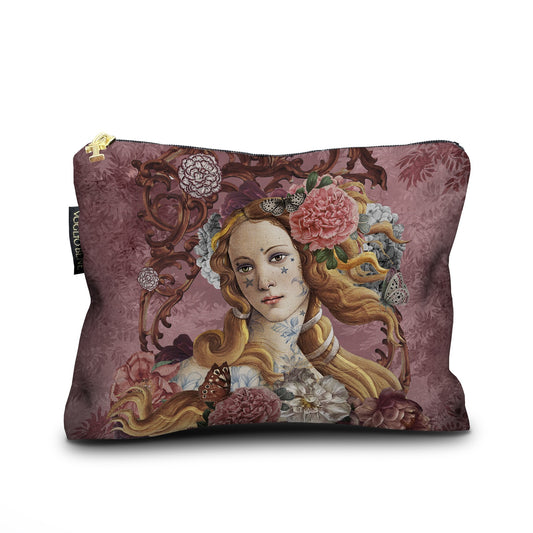 Eine Kosmetiktasche aus Stoff mit einem detailreichen Renaissance-Motiv auf altrosafarbenem Hintergrund. Im Zentrum ist eine Frau mit blondem Haar, blauen Tattoos am Hals und kleinen Sternen im Gesicht abgebildet. Ihr Haar ist mit rosa Pfingstrosen und Schmetterlingen geschmückt. Der Hintergrund zeigt barocke Ornamente und florale Muster. Die Tasche verfügt über einen goldenen Reißverschluss und ein schwarzes Markenetikett.