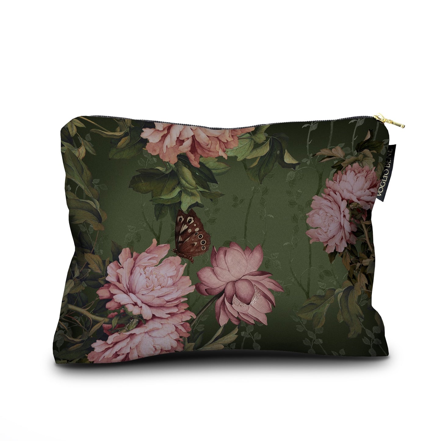 Eine dunkelgrüne Stoff-Kosmetiktasche mit einem floralen Vintage-Muster aus großen, altrosa Pfingstrosen und grünen Blättern. Im Zentrum ist ein brauner Schmetterling zu sehen, der sich in der Nähe einer geöffneten Blüte befindet. Die Tasche ist mit einem goldenen Reißverschluss auf der rechten Seite und einem schwarzen seitlichen Markenetikett ausgestattet.