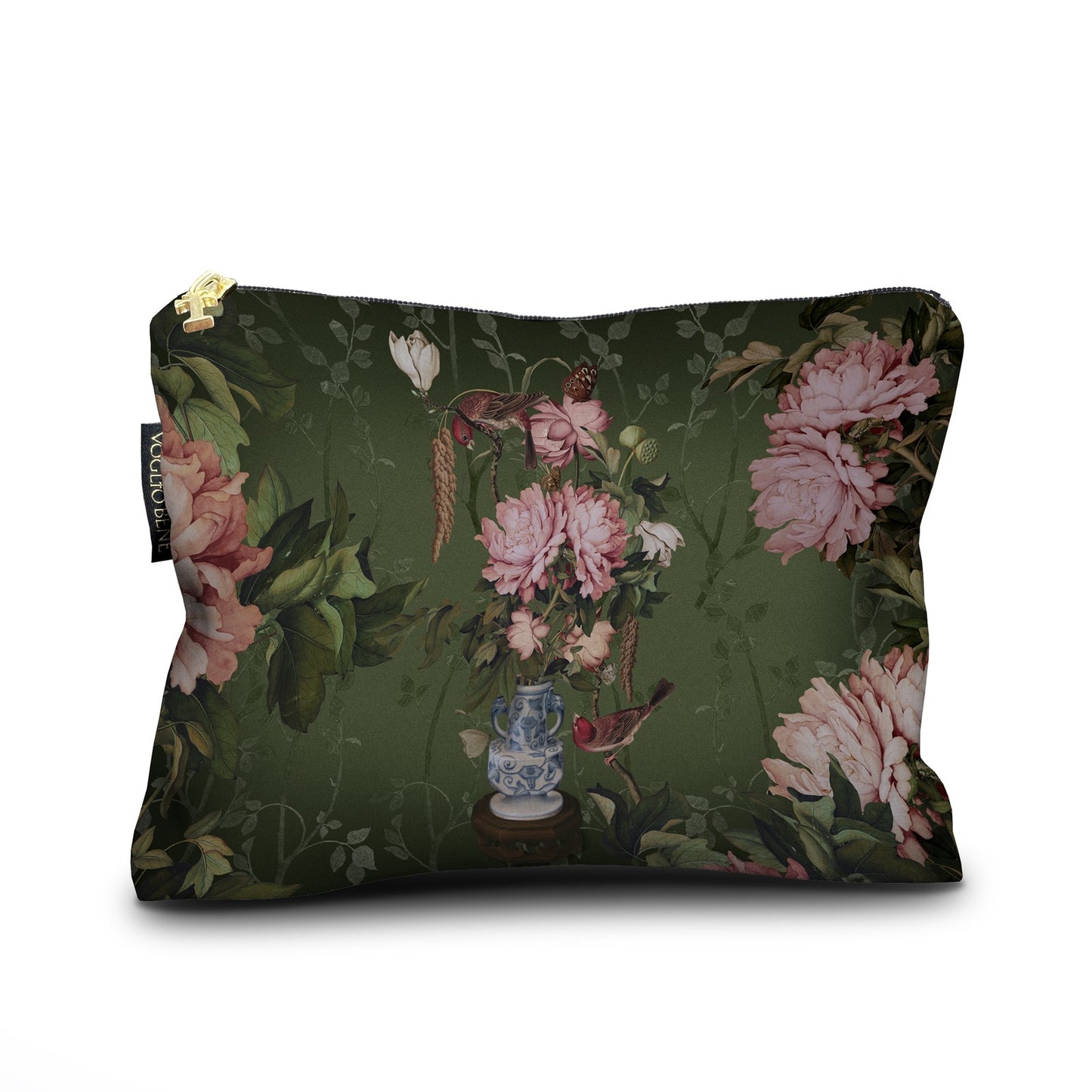 Eine Samt-Kosmetiktasche in Dunkelgrün, bedruckt mit einem klassischen Stillleben-Motiv. In der Mitte steht eine blau-weiße Porzellanvase mit rosa Pfingstrosen, umgeben von kleinen Vögeln und Schmetterlingen. Das Design wird von großen, rosa Blüten an den Rändern eingerahmt. Die Tasche hat einen goldenen Reißverschluss auf der linken Seite und ein kleines schwarzes Logo-Etikett.
