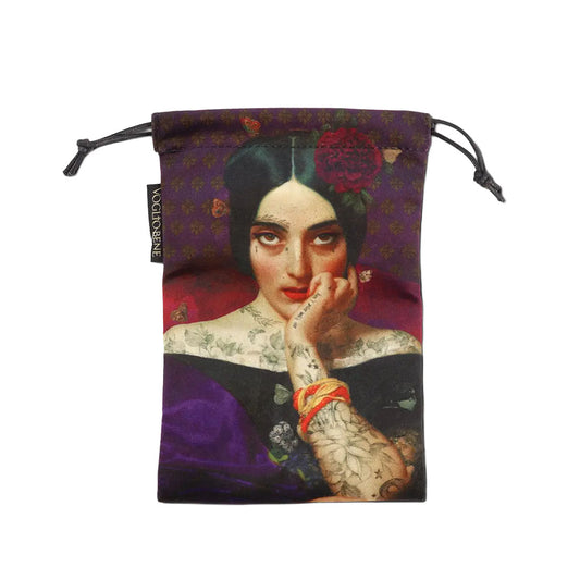VOGLIO BENE Aufbewahrungsbeutel aus Samt mit tätowierter Frauenfigur im barocken Stil und violetten Akzenten.