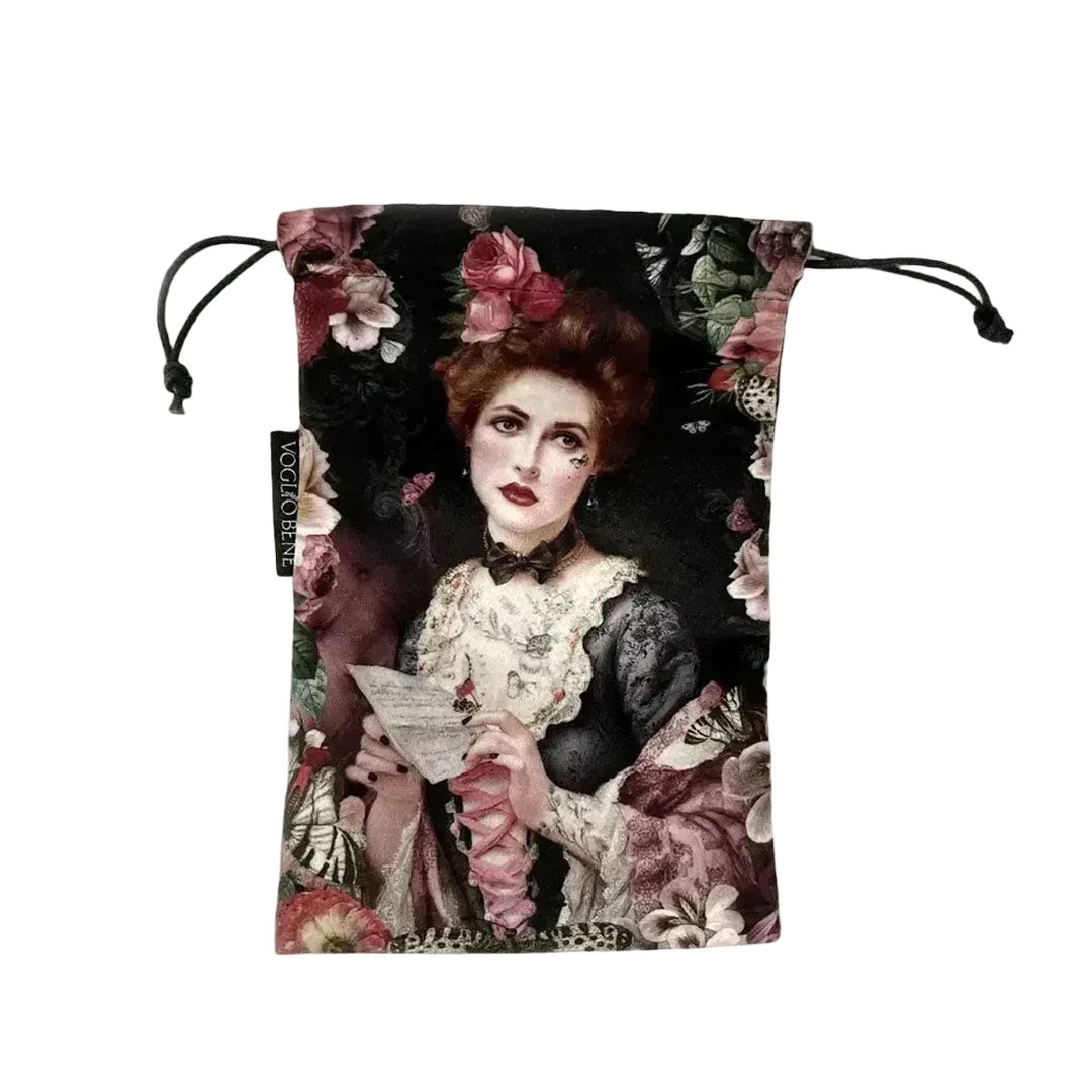 Samtbeutel mit frauenportrait im Barockstil, in der Hand hält sie einen Brief