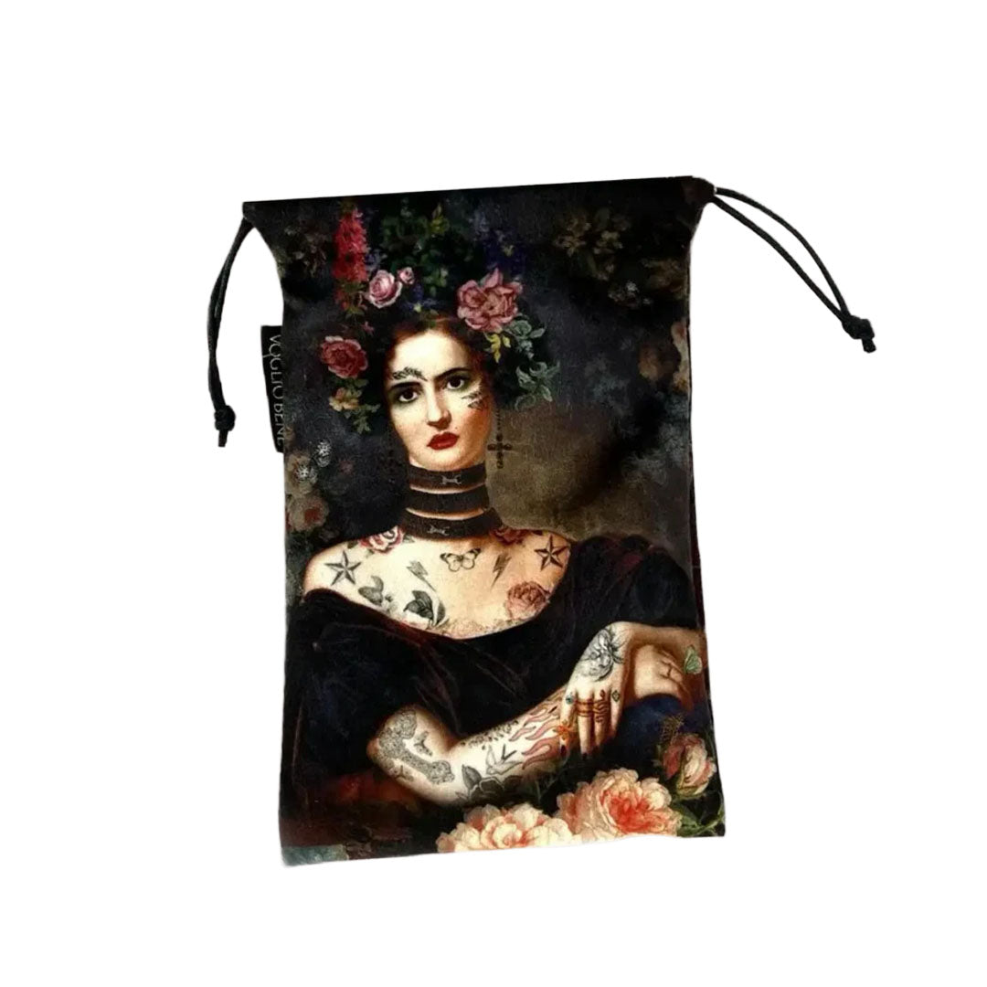 Samtbeutel mit tätowierter Frauengestalt und  floralen design 