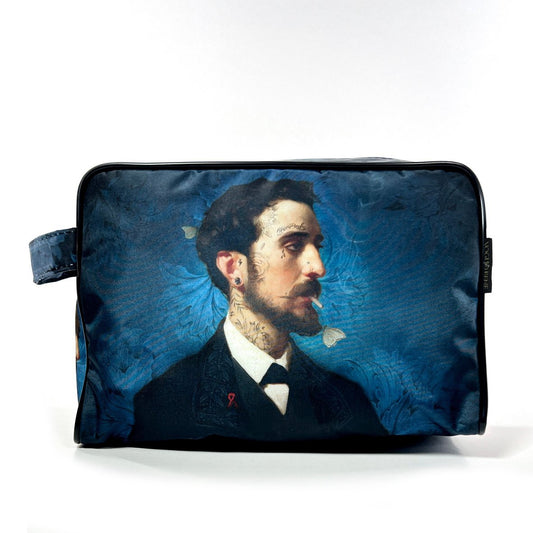 Kulturtasche mit Motiv eines Mannes im schwarzen Anzug und weißem Hemd vor blauem Hintergrund