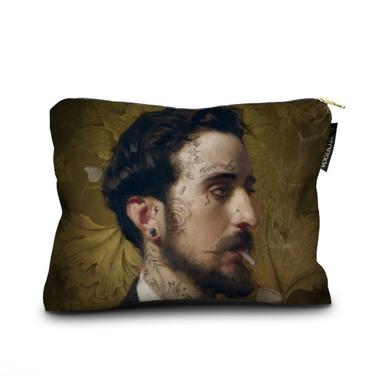 Tasche mit Reißverschluss, bedruckt mit einem Porträt eines Mannes  mit dunklen Haaren und Tätowierungen am Hals, Zigarette im Mund, vor einem goldfarbenen Hintergrund