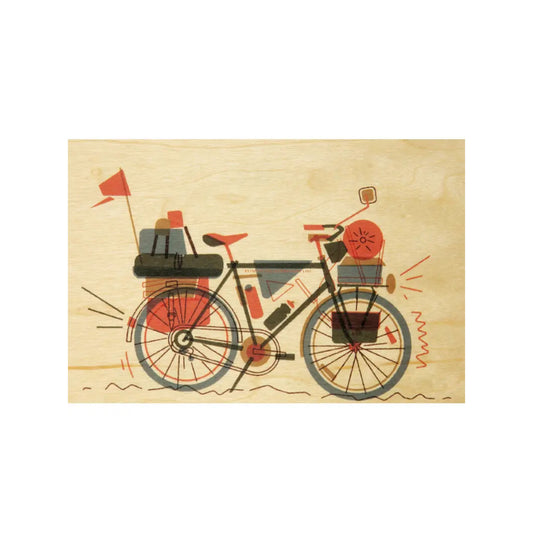 Illustration eines voll bepackten Tourenrads im Retro-Stil auf Holz. Das Fahrrad ist mit Taschen, Trinkflaschen und einer kleinen Flagge ausgestattet. Warme Rot- und Grautöne dominieren das grafische Design.