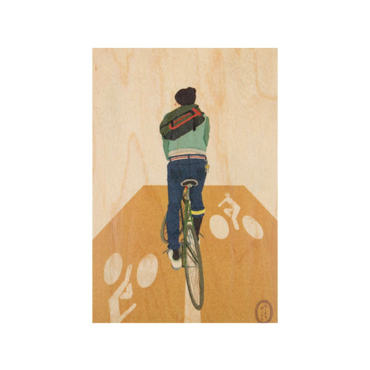 Rückansicht eines Radfahrers mit Kurierstasche auf einer Straße. Auf dem Boden sind Piktogramme von Fahrrädern zu sehen. Die Szene wirkt urban und modern auf dem hellen Holzgrund.