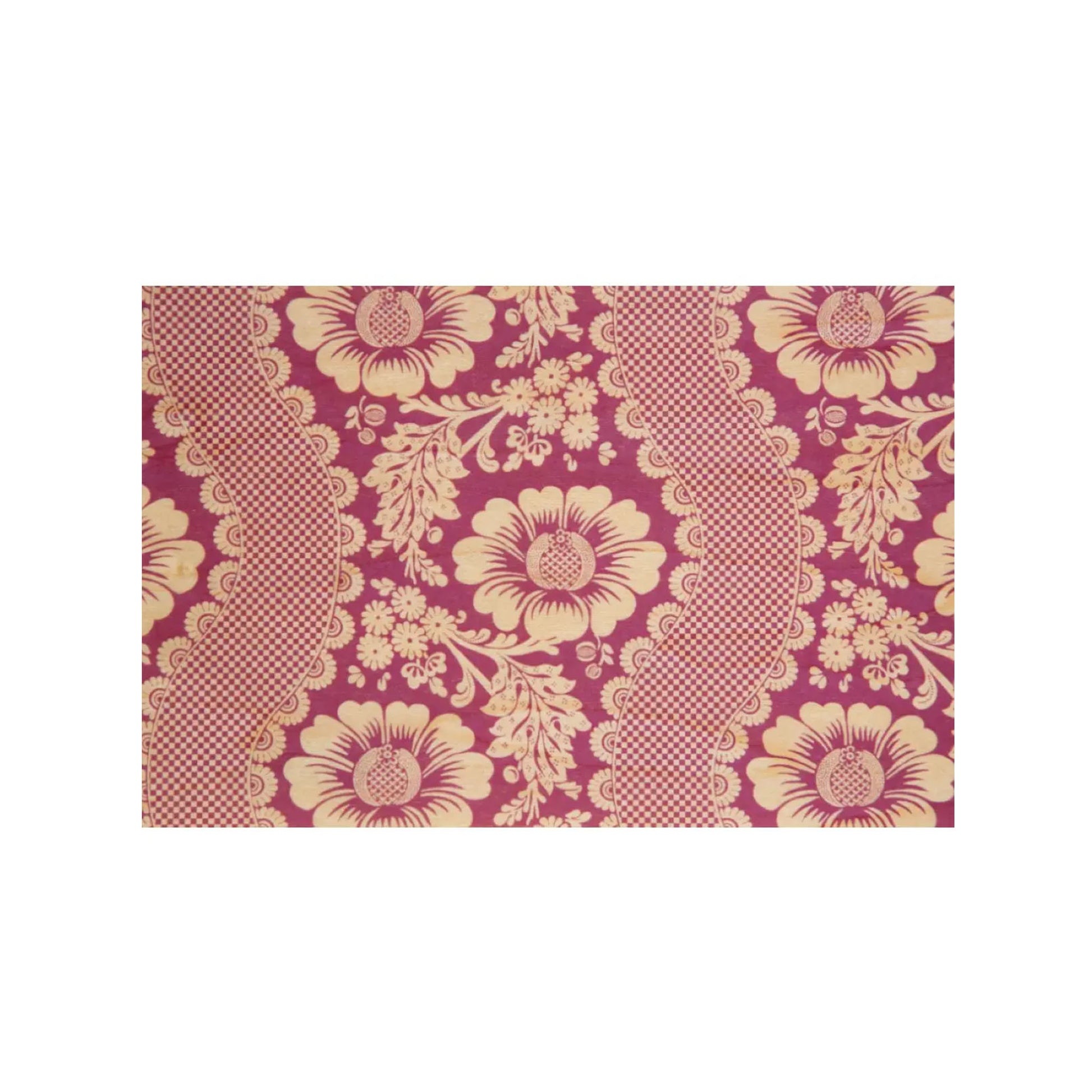 Eine Holzpostkarte mit einem vollflächigen, eleganten Barock-Muster in Dunkelrosa und Creme. Das Design zeigt stilisierte Blüten und geschwungene Bänder mit feiner Gitterstruktur auf hellem Holzgrund.