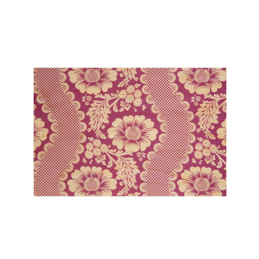 Eine Holzpostkarte mit einem vollflächigen, eleganten Barock-Muster in Dunkelrosa und Creme. Das Design zeigt stilisierte Blüten und geschwungene Bänder mit feiner Gitterstruktur auf hellem Holzgrund.