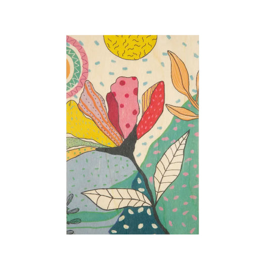 Eine farbenfrohe, moderne Illustration einer Blume auf Holz. Die Blüte und Blätter sind mit Mustern wie Punkten und Streifen in Pink, Gelb und Grün verziert, umgeben von spielerischen Farbspritzern.