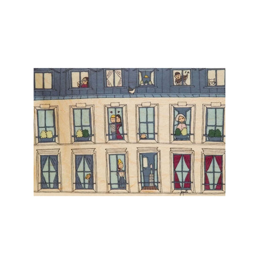 Eine charmante Illustration der Fassade eines französischen Apartmenthauses. In den vielen Fenstern sieht man kleine Szenen: Paare, Musiker, Katzen und Alltagsmomente, gezeichnet in einem verspielten Comic-Stil auf Holz.