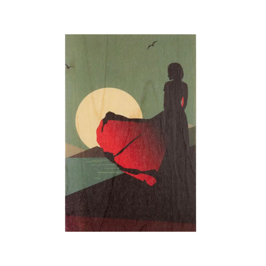 Eine stimmungsvolle Silhouette einer Frau in einem wehenden roten Kleid. Sie steht vor einer großen, hellen Sonne an einer Küste, während kleine Vögel durch den grünlichen Himmel fliegen.