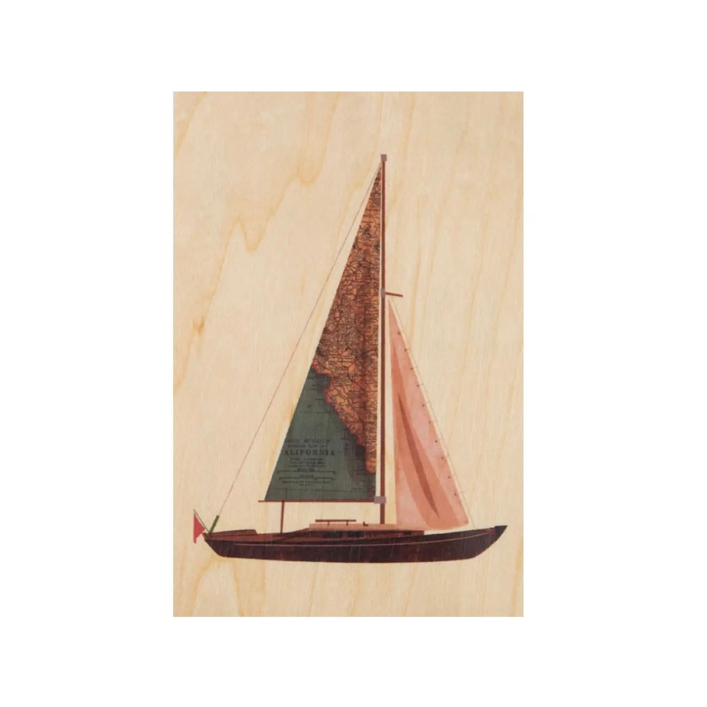 Eine grafische Darstellung eines Segelboots auf Holz. Das Hauptsegel besteht aus einem Ausschnitt einer antiken Landkarte von Kalifornien. Das Design ist in erdigen Braun- und Grüntönen gehalten.