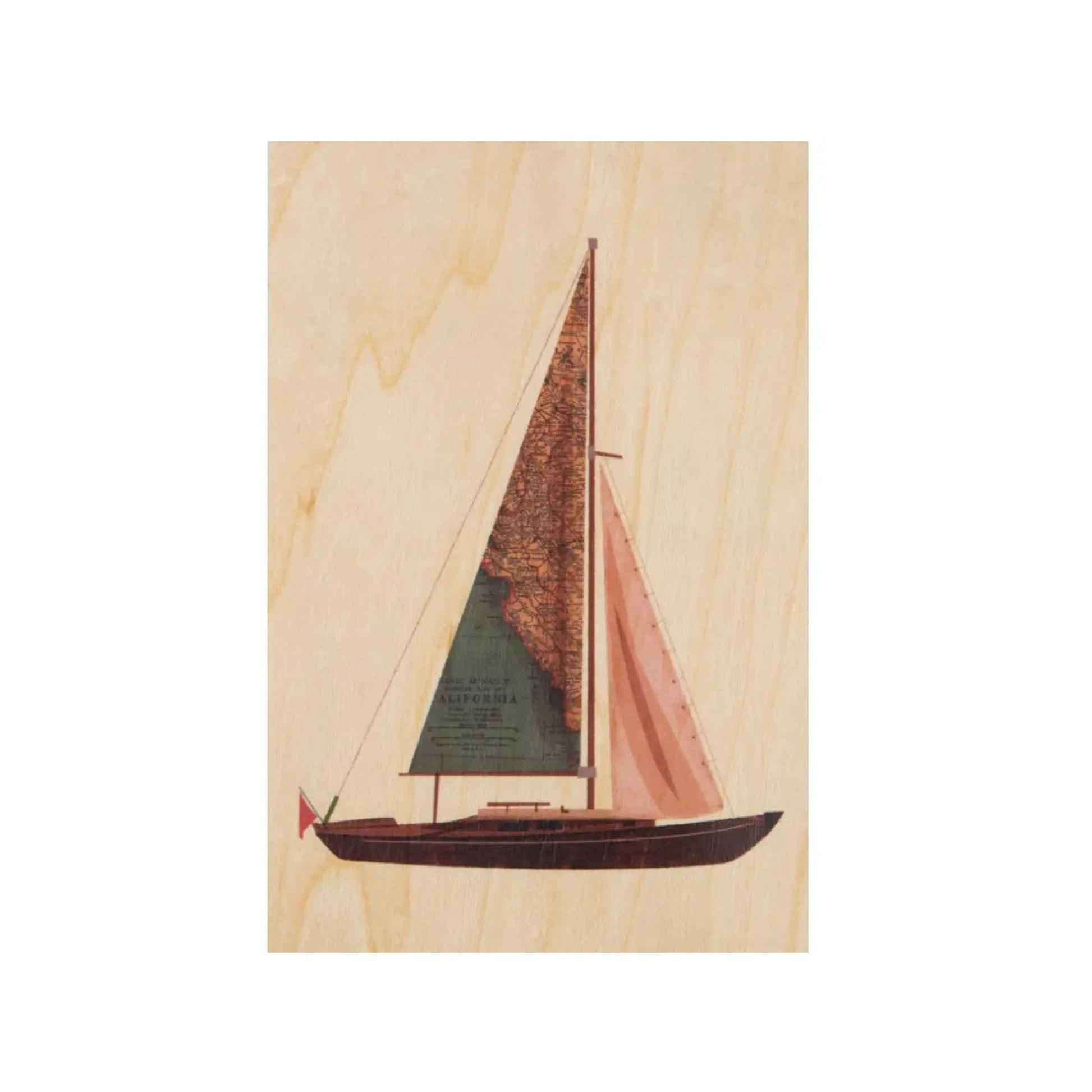 Eine grafische Darstellung eines Segelboots auf Holz. Das Hauptsegel besteht aus einem Ausschnitt einer antiken Landkarte von Kalifornien. Das Design ist in erdigen Braun- und Grüntönen gehalten.