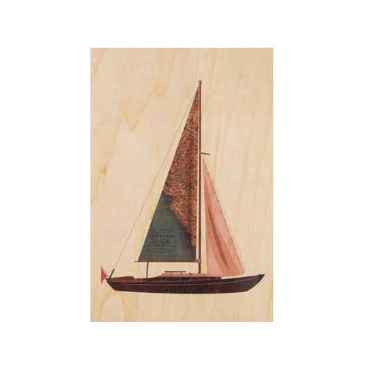 Eine grafische Darstellung eines Segelboots auf Holz. Das Hauptsegel besteht aus einem Ausschnitt einer antiken Landkarte von Kalifornien. Das Design ist in erdigen Braun- und Grüntönen gehalten.