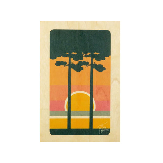 Ein minimalistisches Design im Retro-Stil, das zwei hohe, dunkle Pinien vor einer untergehenden Sonne zeigt. Der Hintergrund besteht aus horizontalen Farbschichten in Orange, Rosa und Gelb auf gemasertem Holz.