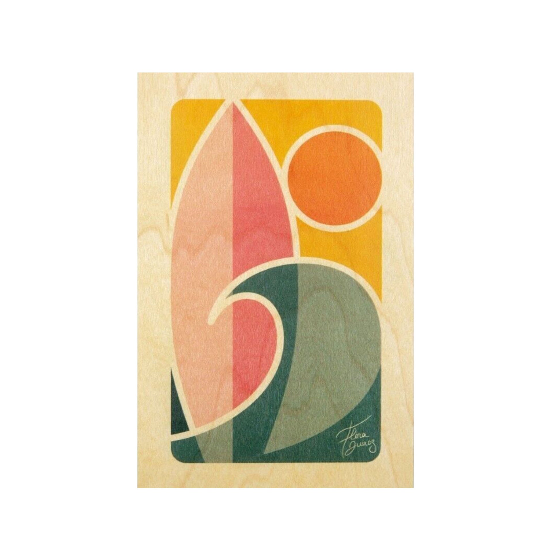 Eine geometrische Komposition auf Holz, die Surf-Elemente andeutet. Ein stilisiertes Board in Rosa, eine grüne Welle und eine orangefarbene Sonne bilden ein harmonisches Retro-Design.