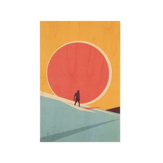 Ein minimalistisches Motiv auf Holz, das die Silhouette eines Surfers auf einer Welle zeigt. Im Hintergrund dominiert eine riesige, kreisrunde rote Sonne den gelben Himmel.