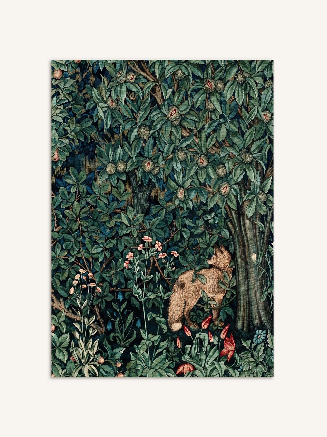 William Morris Wandteppich Kunstdruck im A4-Format mit Füchsen in einem dicht bewachsenen, grünen Wald mit roten Blüten.