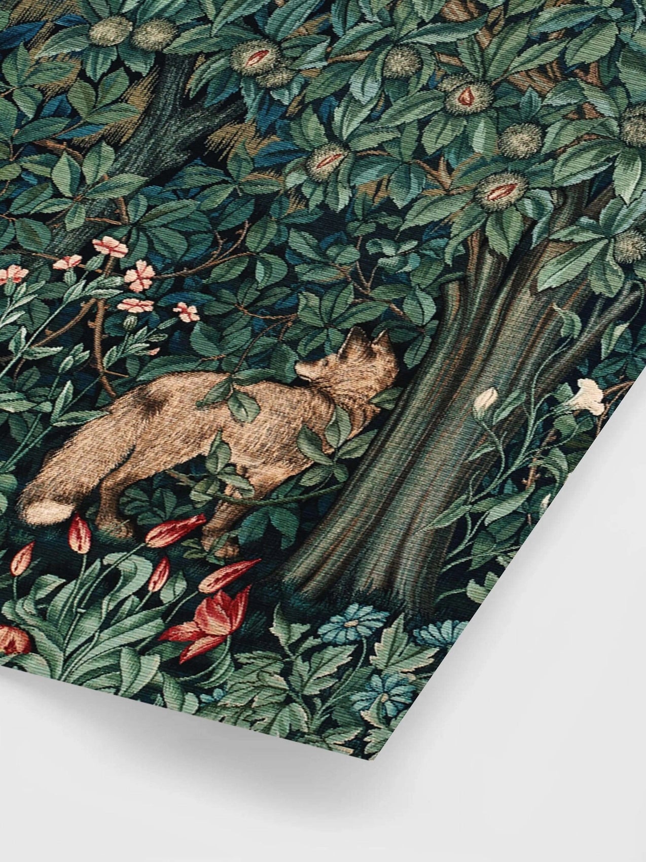 Detailaufnahme des William Morris Kunstdrucks zeigt die gewebte Textur-Optik des Fuchses und die feine Blattstruktur.