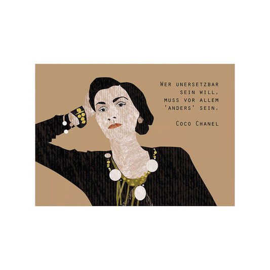 Eine querformatige Postkarte auf strukturierter, beigefarbener Pappe. Auf der linken Seite ist eine Illustration von Coco Chanel zu sehen, die ihren Kopf auf die Hand stützt und mehrere Perlenketten trägt. Rechts daneben steht das Zitat: „Wer unersetzbar sein will, muss vor allem 'anders' sein.“ Darunter findet sich ihr Name „Coco Chanel“.