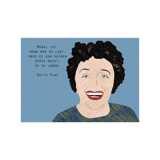 Eine querformatige Postkarte aus strukturierter Pappe. Auf der rechten Seite ist eine Illustration von Édith Piaf zu sehen, die breit lächelt und blaue Augen hat. Links daneben steht auf einem blaugrauen Hintergrund das Zitat: „Moral ist, wenn man so lebt, dass es gar keinen Spaß macht, so zu leben.“ Darunter steht ihr Name „Edith Piaf“.