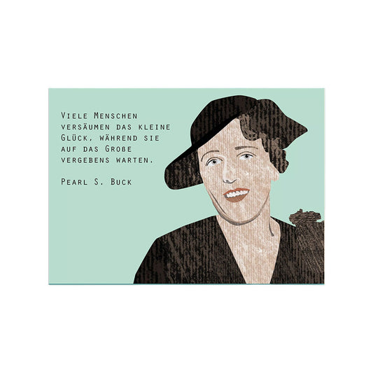 Eine querformatige Postkarte auf strukturierter Pappe. Die rechte Seite zeigt eine Illustration der Schriftstellerin Pearl S. Buck mit grau meliertem Haar vor einem terracottafarbenen Hintergrund. Links daneben steht das Zitat: „Die Gabe, die wir am meisten brauchen, ist die Fähigkeit, das Menschliche im Fremden zu erkennen.“ Darunter findet sich ihr Name „Pearl S. Buck“.