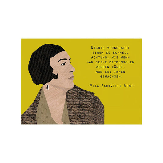 Eine im Querformat gestaltete Postkarte aus strukturierter Pappe. Die linke Hälfte zeigt eine Illustration von Vita Sackville-West im Profil vor einem senfgelben Hintergrund. Rechts daneben steht auf Deutsch das Zitat: „Nichts verschafft einem so schnell Achtung, wie wenn man seine Mitmenschen wissen lässt, man sei ihnen gewachsen.“ Darunter folgt der Name der Autorin.